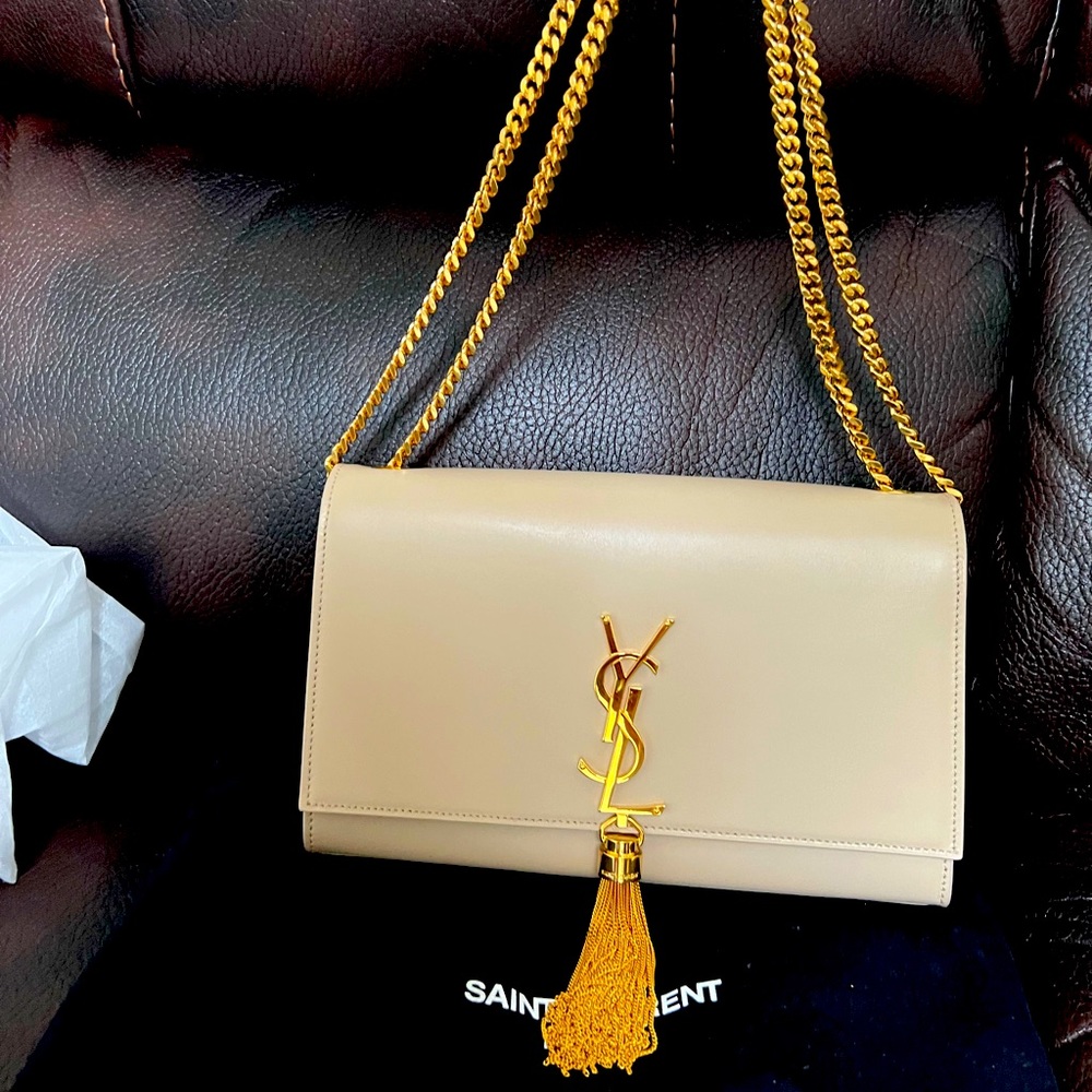 Brand new Saint Laurent YSL Kate Medium monogram Grain de Poudre Crossbody bag.
